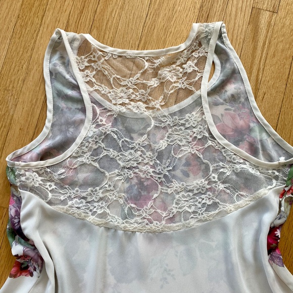 Must Have Floral Lace-Back High-Low Blouse | Sleeveless Floral Graphic – Size M - Picture 8 of 8